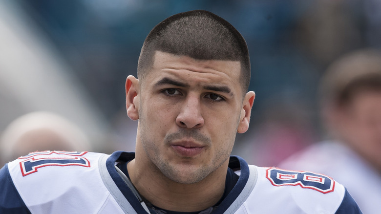 Aaron Hernandez strinse le labbra