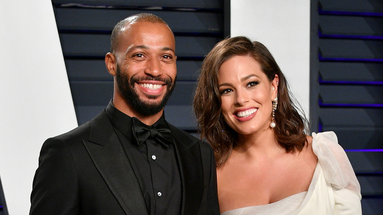 Ashley Graham e Justin Ervin sorridono