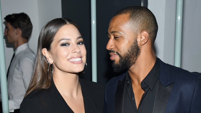 Ashley Graham sorride con Justin Ervin