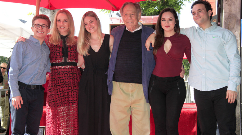 AJ Michalka con il cast di The Goldbergs