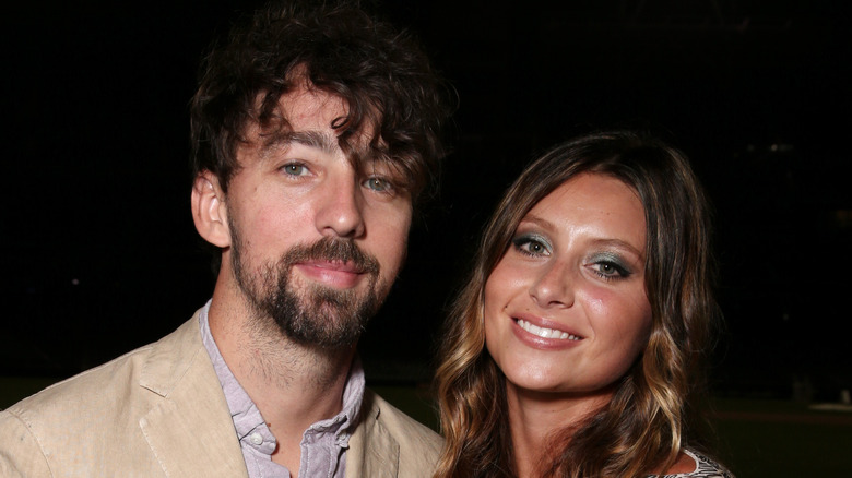 Aly Michalka posa con il marito Stephen Ringer