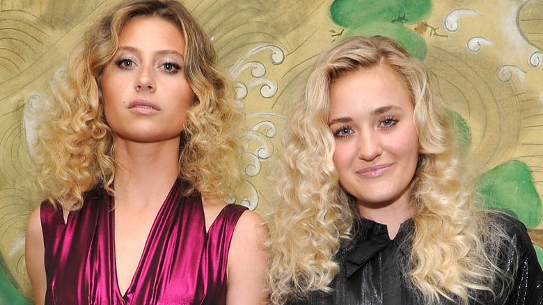 Aly e AJ Michalka guardando la telecamera