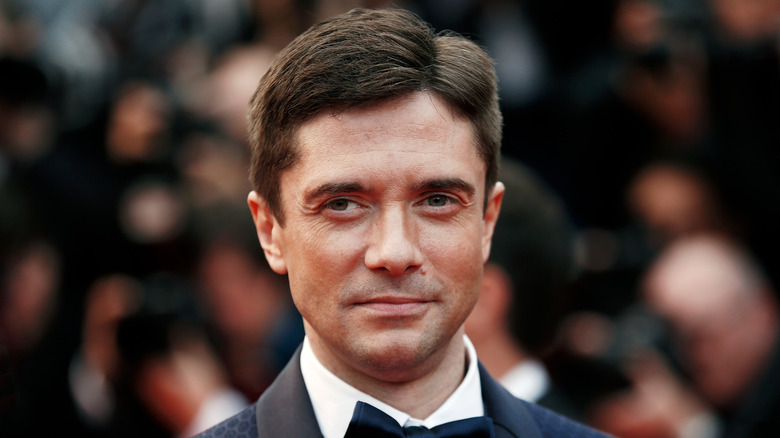 Topher Grace sorride leggermente