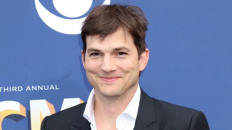 Ashton Kutcher sorride