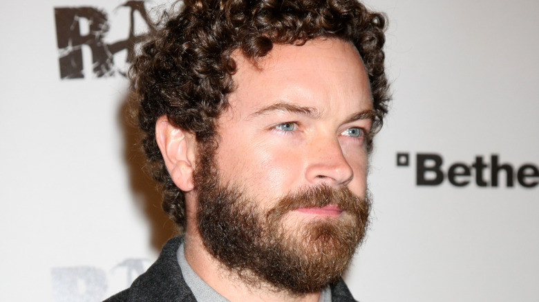 Danny Masterson con un'espressione seria