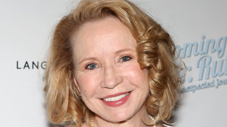 Debra Jo Rupp sorride