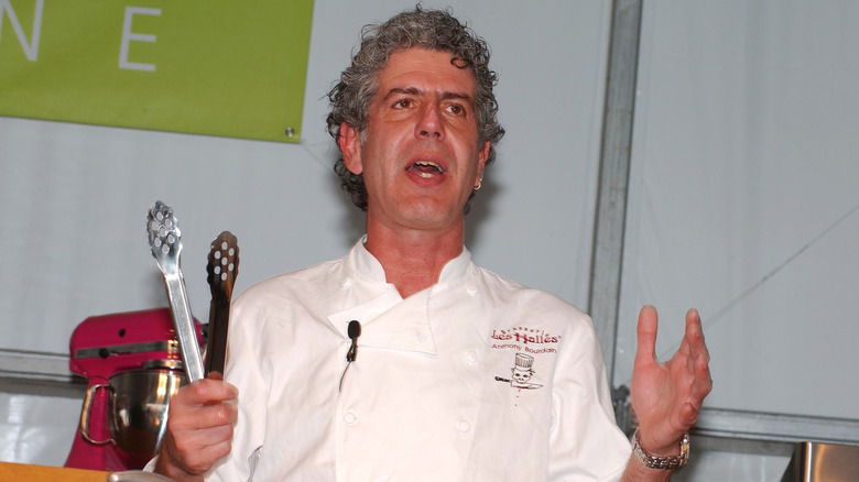 Anthony Bourdain tiene le pinze e parla