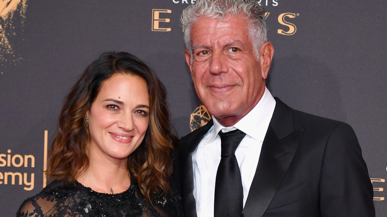 Anthony Bourdain e Asia Argento sorridono