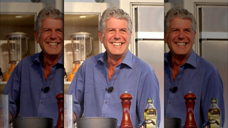 Anthony Bourdain sorride