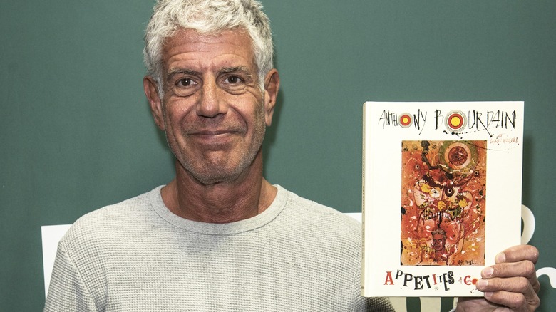 Anthony Bourdain mostra il suo libro