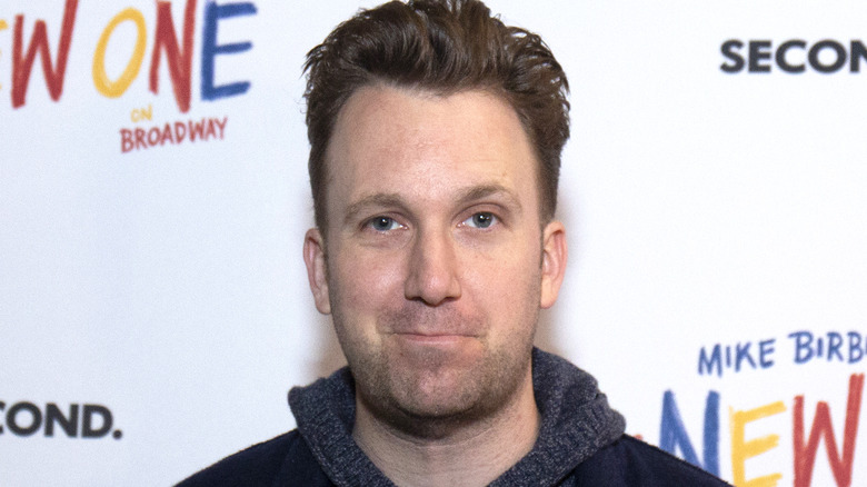 Jordan Klepper in posa per le telecamere