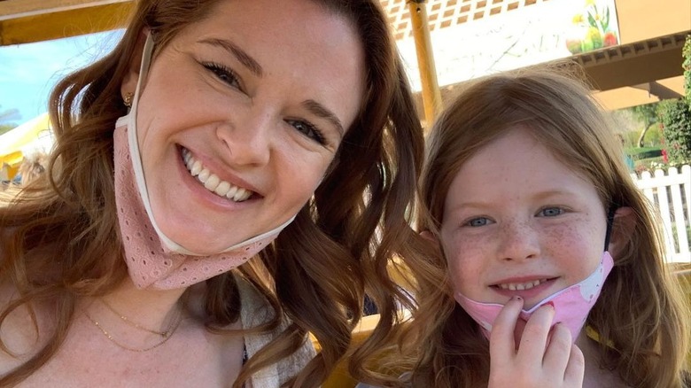 Sarah Drew e la figlia Hannah Lanfer sorridono 