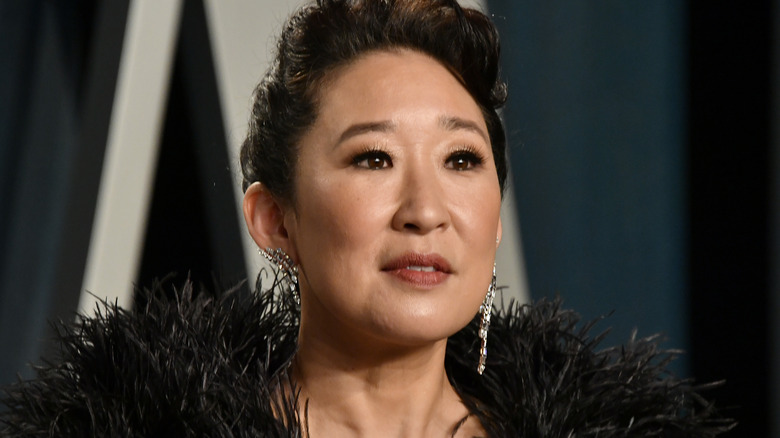 Sandra Oh sembra severa 