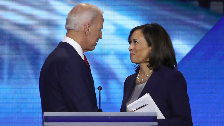 Joe Biden e Kamala Harris si guardano