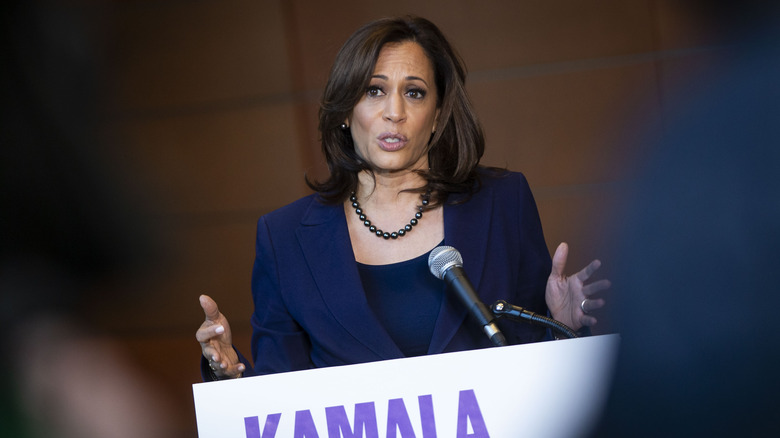 Kamala Harris parlando a un podio