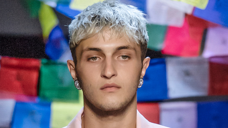 Colpo alla testa di Anwar Hadid.