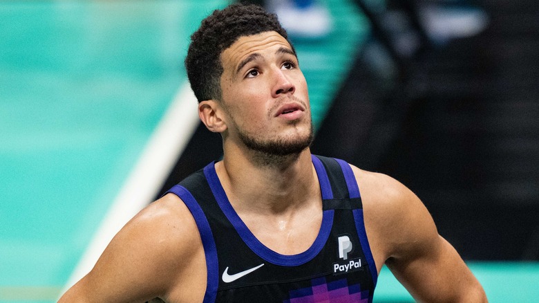 Devin Booker a una partita di basket