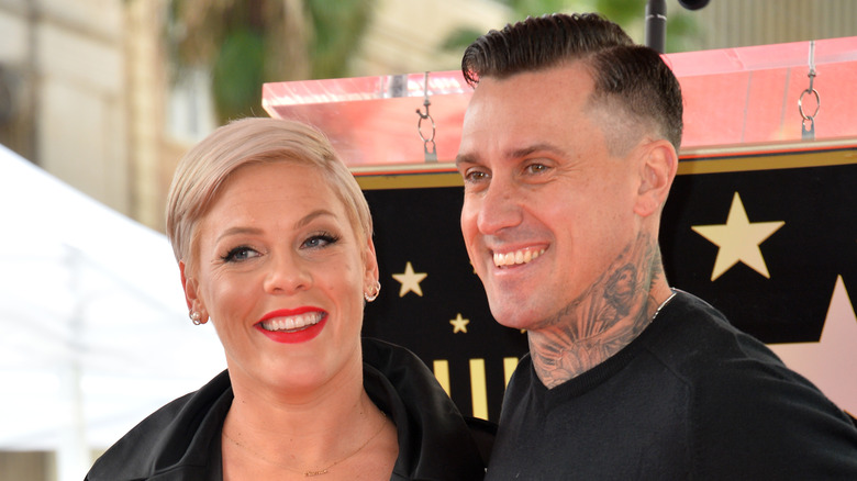 Pink e Carey Hart sorridono