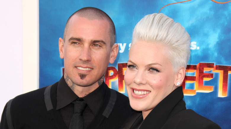 Carey Hart e Pink sorridono