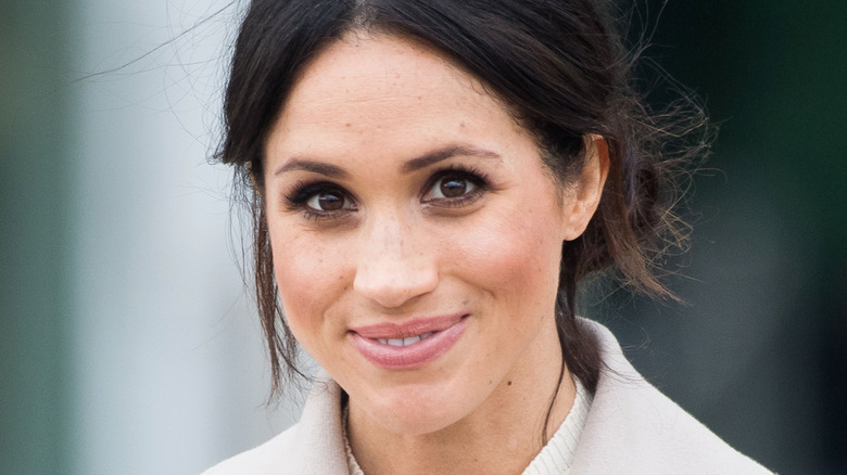 Meghan Markle sorride