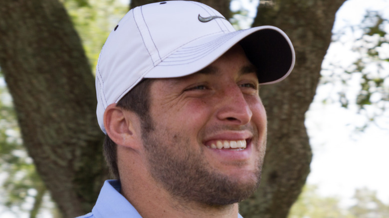 Tim Tebow che gioca a golf