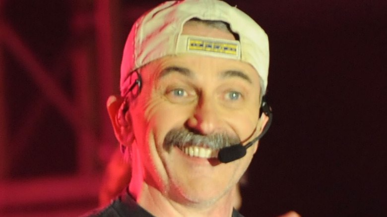 Aaron Tippin si esibisce 