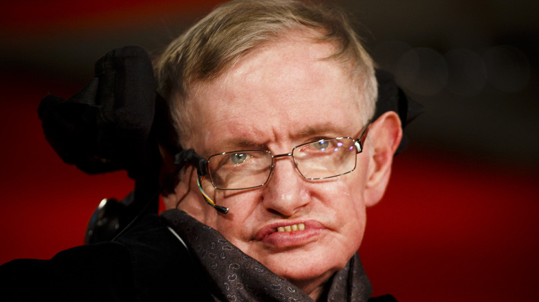 Stephen Hawking guarda dritto davanti a sé