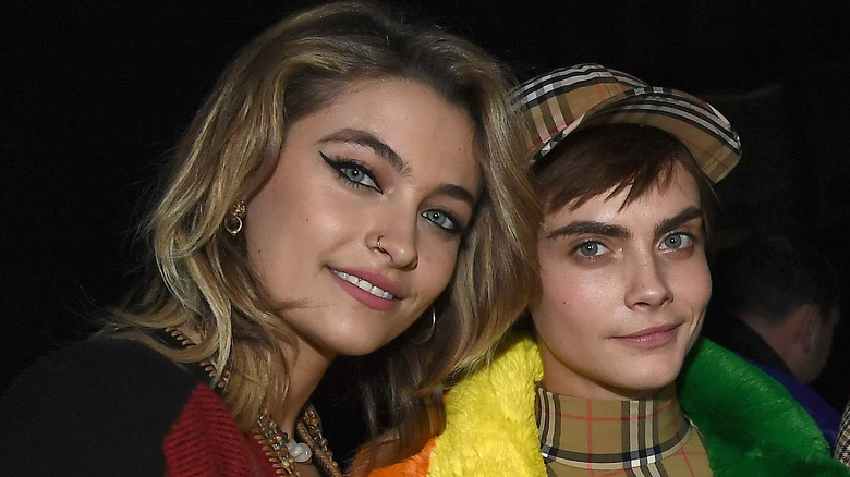 Paris Jackson e Cara Delevingne sorridono