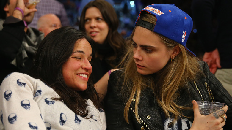 Michelle Rodriguez e Cara Delevingne a una partita di basket