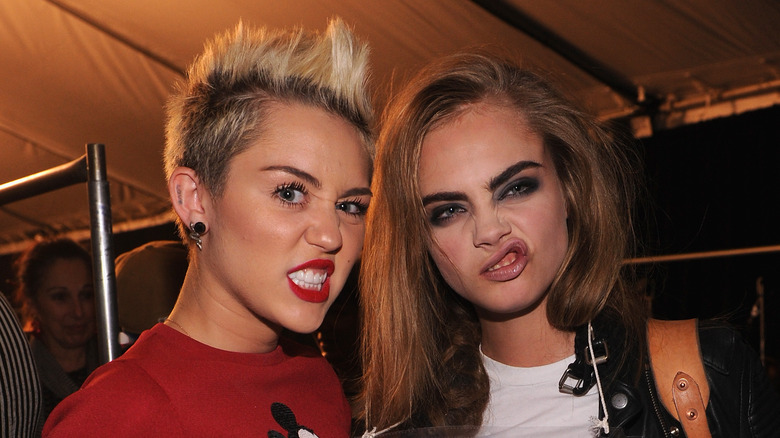 Miley Cyrus e Cara Delevingne fanno le smorfie