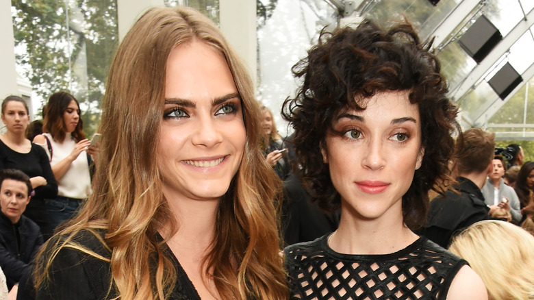 Cara Delevingne e St. Vincent sorridono