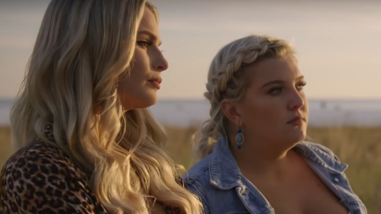 Juliette Porter e Chloe Trautman in una scena di Siesta Key