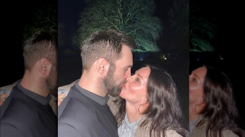 Johnny McDaid e Courteney Cox si baciano