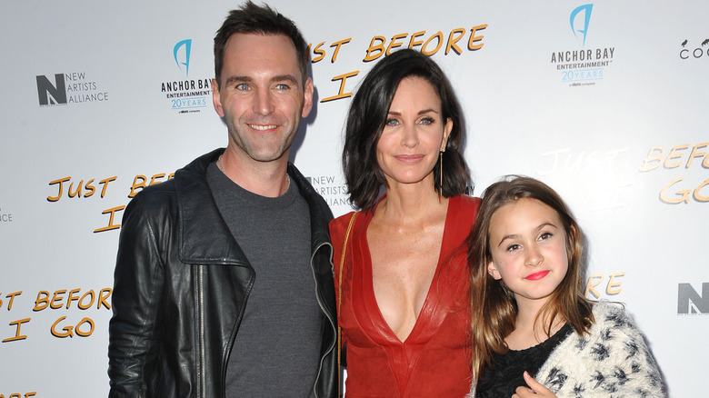 Johnny McDaid e Courteney Cox posano con Coco Arquette