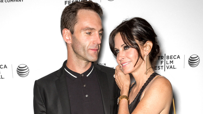 Johnny McDaid guarda Courteney Cox