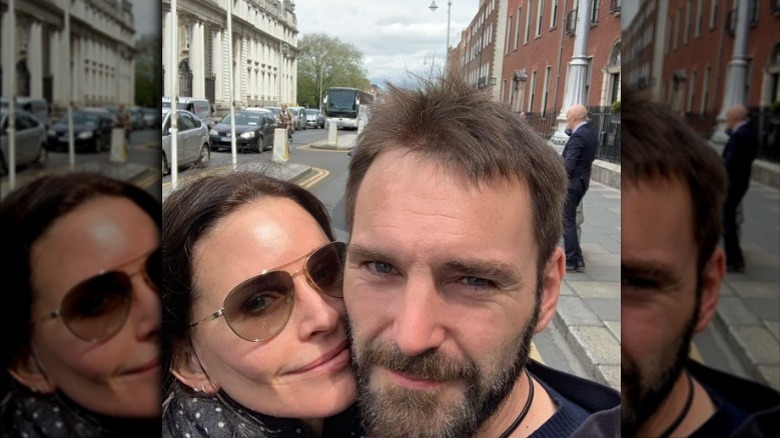 Courteney Cox e Johnny McDaid si fanno un selfie per strada