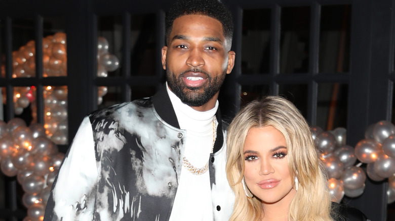 Tristan Thompson e Khloe Kardashian posano insieme a una festa