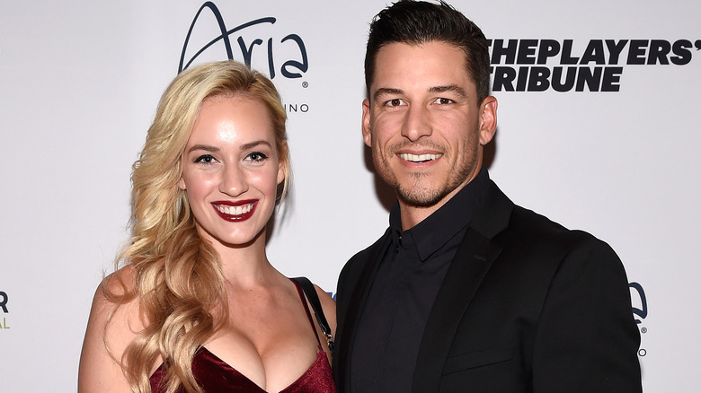 Paige Spiranac e Steve Tinoco sorridono 