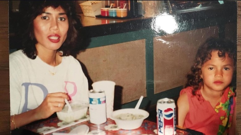 Chrissy Teigen da bambina con la mamma