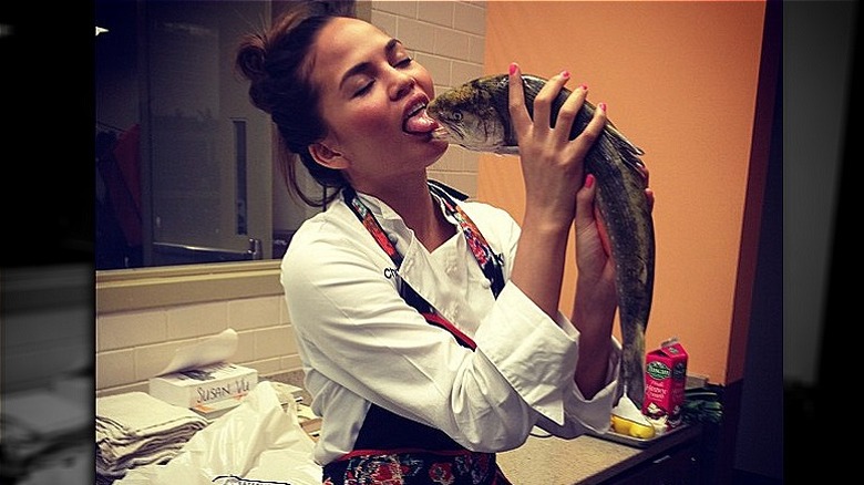 Chrissy Teigen finge di baciare un pesce