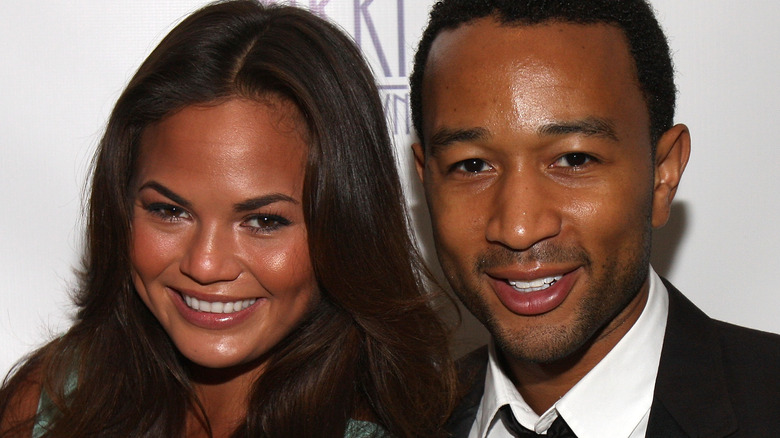 La giovane Chrissy Teigen e John Legend sorridono