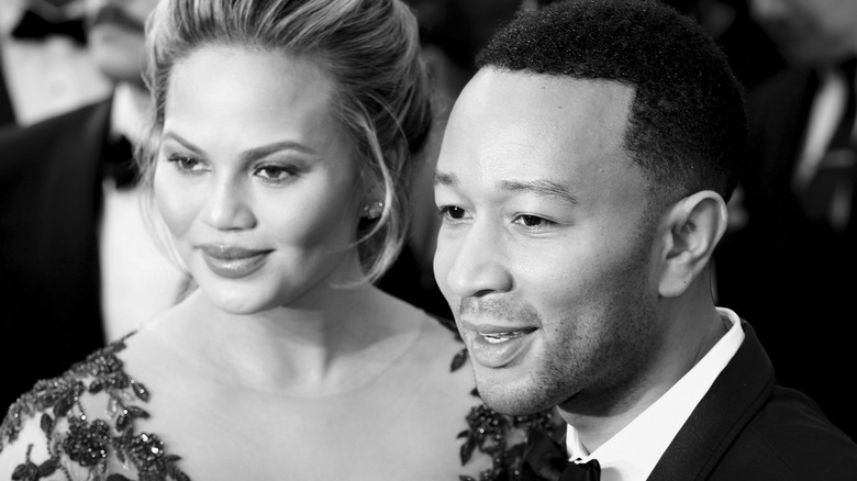 Chrissy Teigen e John Legend in posa sul tappeto rosso