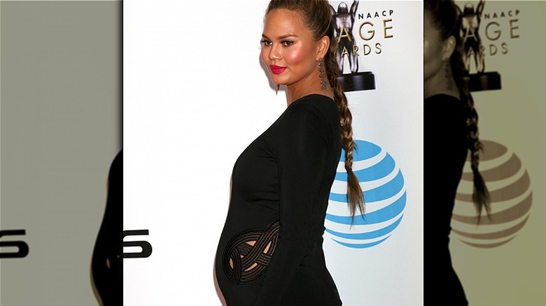 Chrissy Teigen incinta