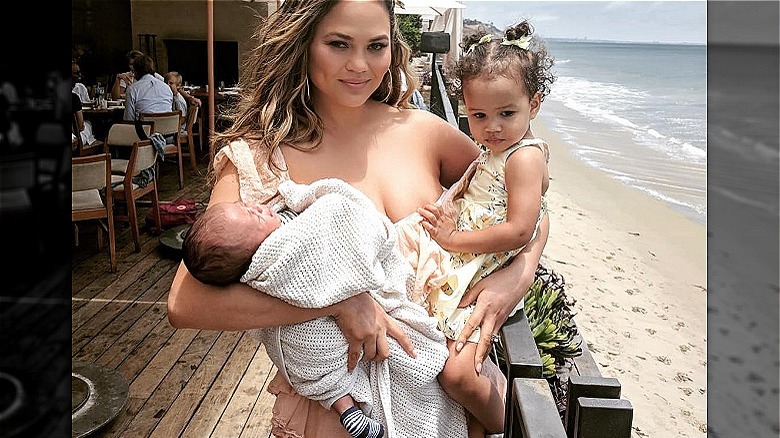 Chrissy Teigen tiene in braccio Luna e Miles