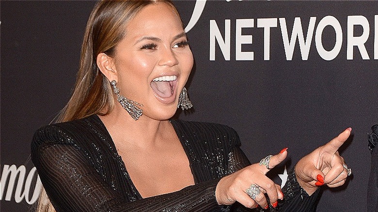 Chrissy Teigen scherza