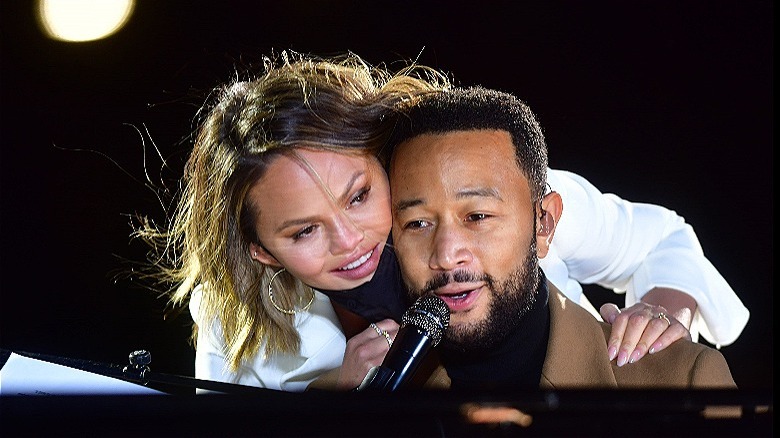 Chrissy Teigen abbraccia John Legend sul palco