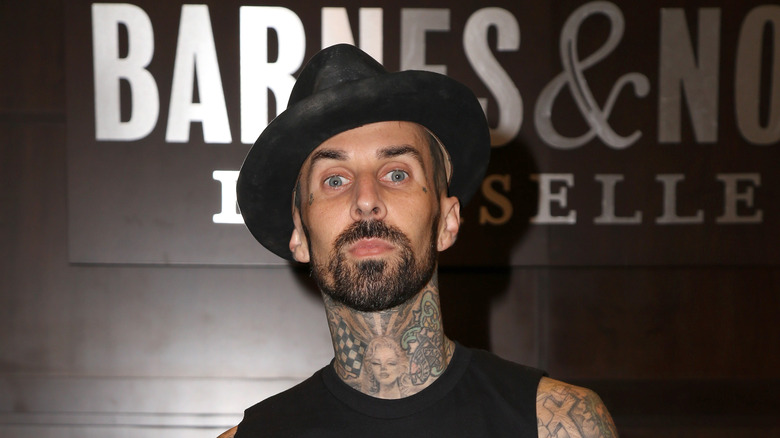 Travis Barker fissa la telecamera