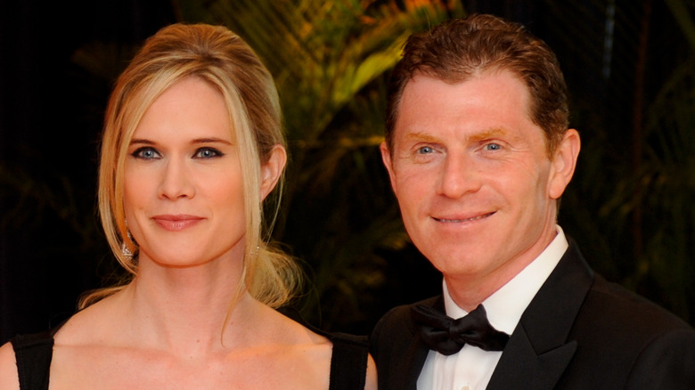 Stephanie March e Bobby Flay sorridono