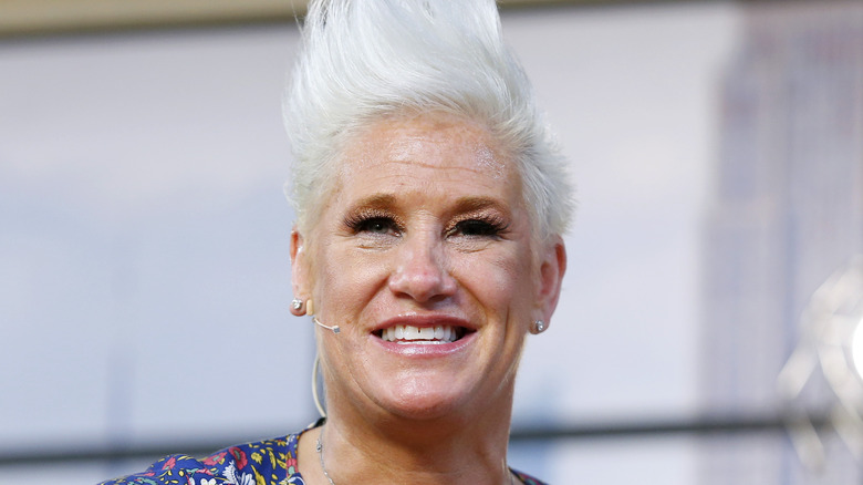 Anne Burrell ha pettinato i capelli