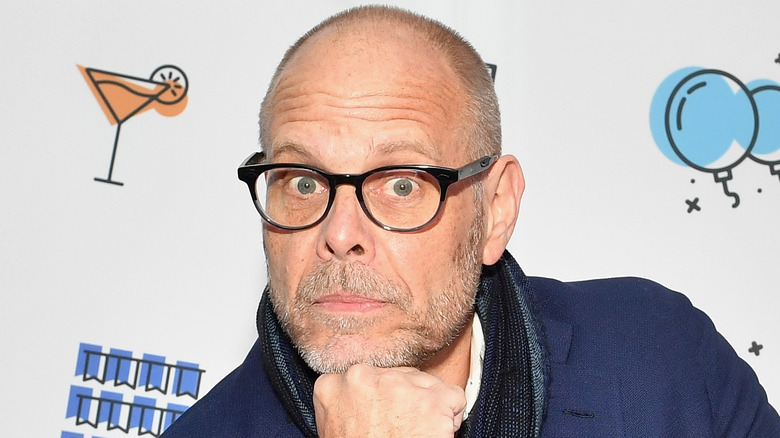 Alton Brown sembra sorpreso